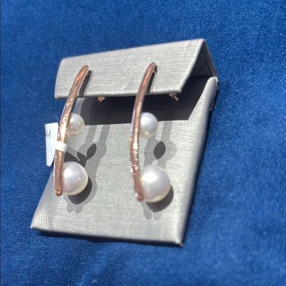 Elegant Pearl and Rose Gold Earrings - Picture 1 of 4